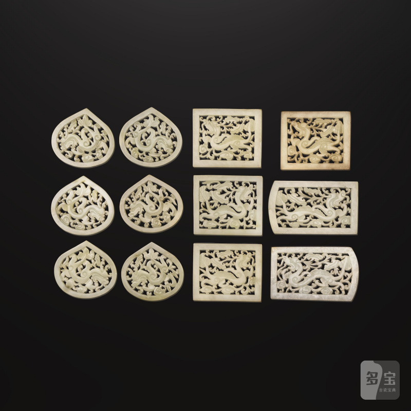 清晚期 玉及鮑文玉鏤雕珮飾一組十二件 | DOUZE PLAQUES EN JADE ET BOWÉNITE SCULPTÉES ET AJOURÉES - 图3
